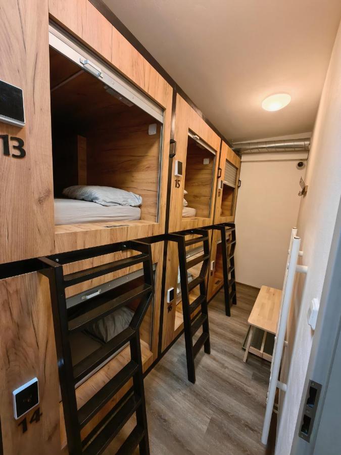 פראג Capsule Hostel Erbenova מראה חיצוני תמונה