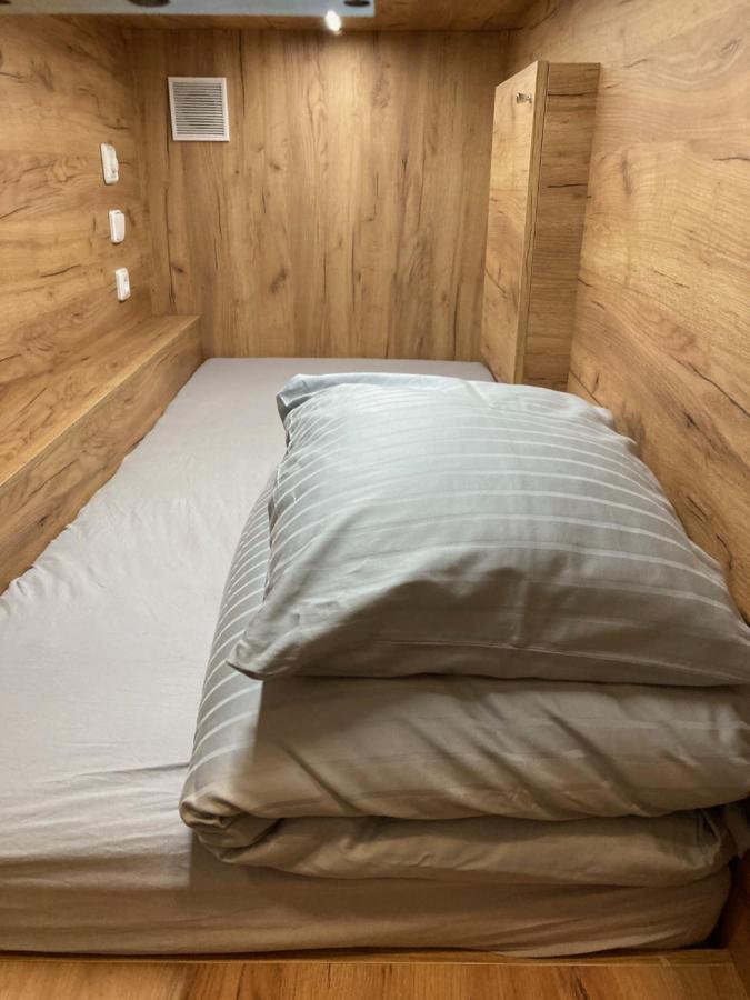 פראג Capsule Hostel Erbenova מראה חיצוני תמונה