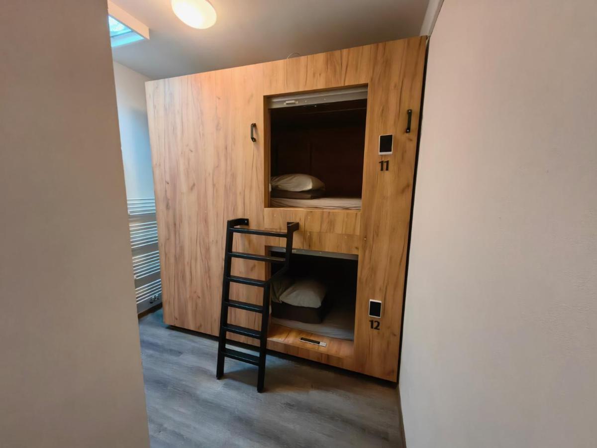 פראג Capsule Hostel Erbenova מראה חיצוני תמונה