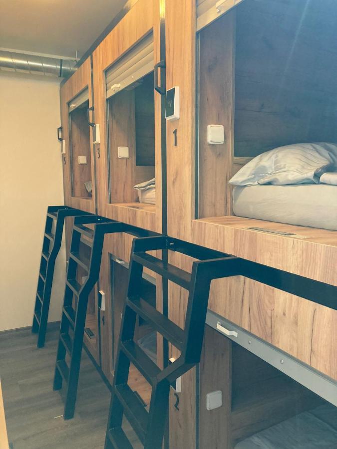 פראג Capsule Hostel Erbenova מראה חיצוני תמונה