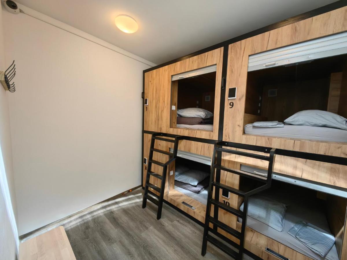 פראג Capsule Hostel Erbenova מראה חיצוני תמונה