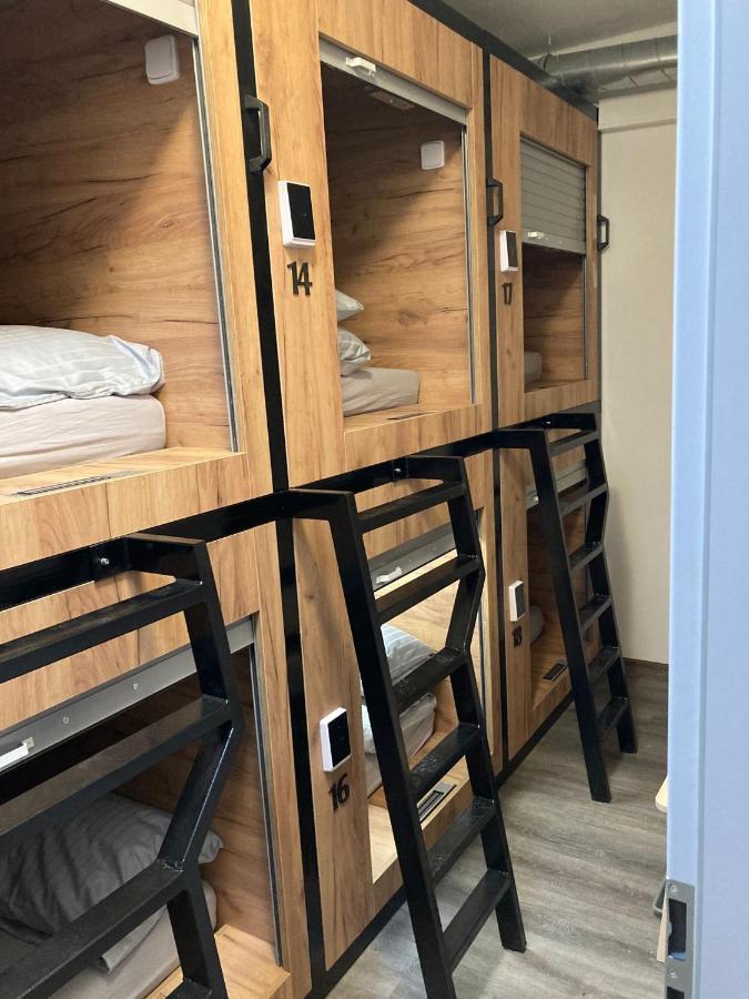 פראג Capsule Hostel Erbenova מראה חיצוני תמונה